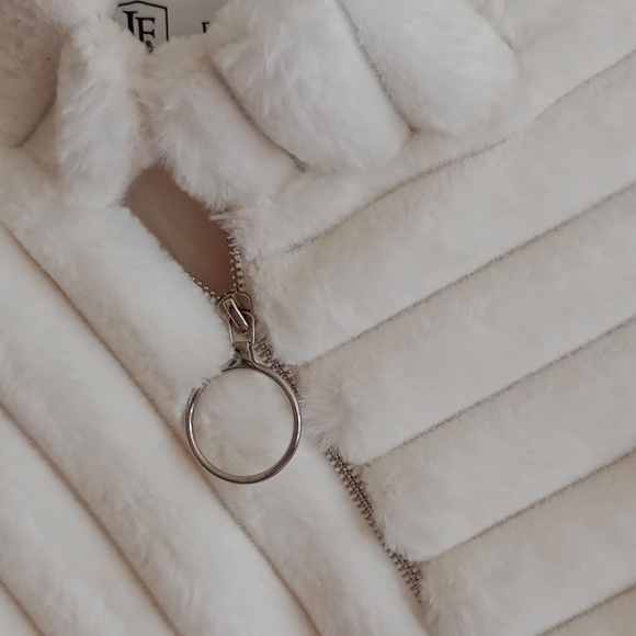 LA FIORENTINA White Faux Fur  Poncho - Picture 5 of 11